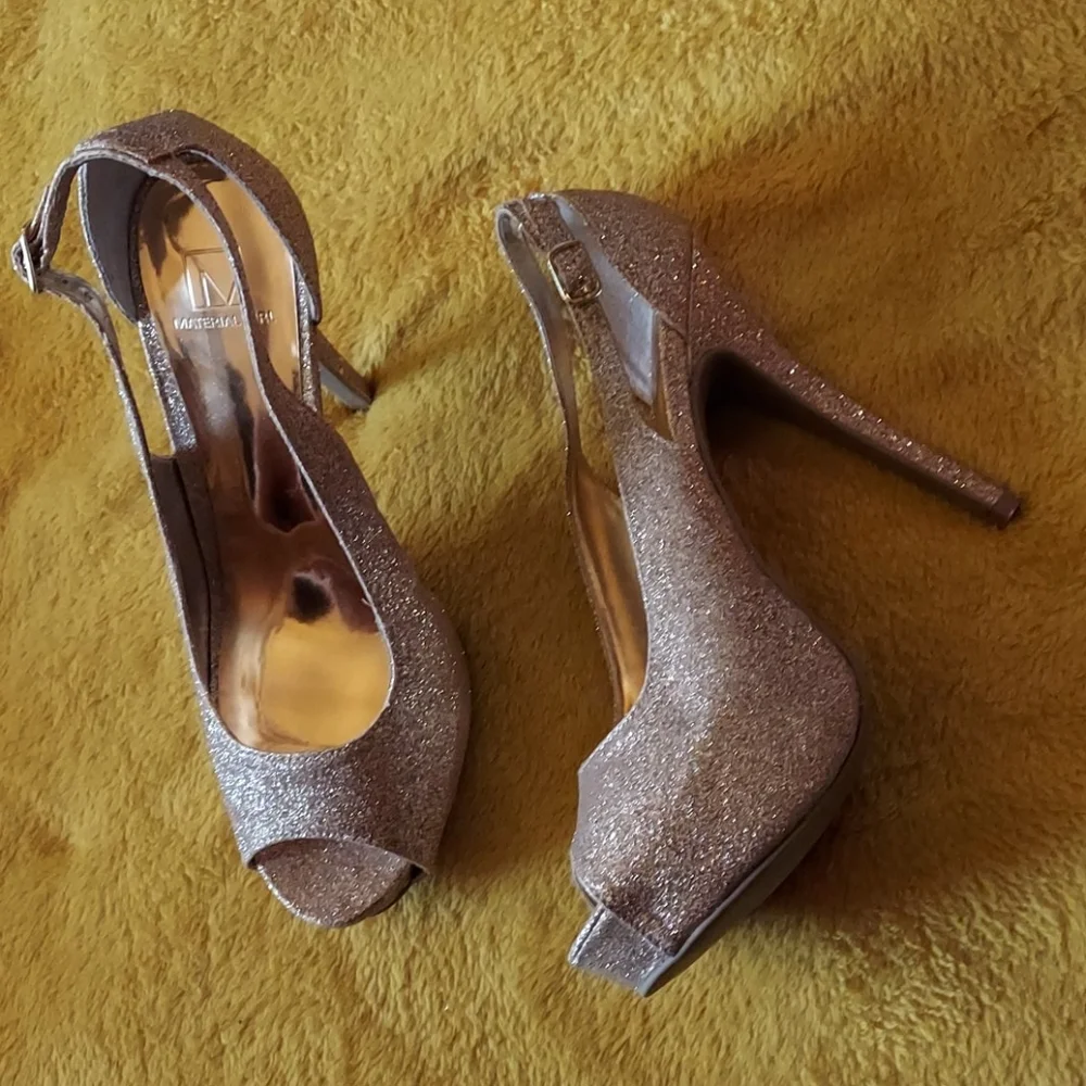 SALE‼️ Material Girl gold glitter platform sandal 9.5